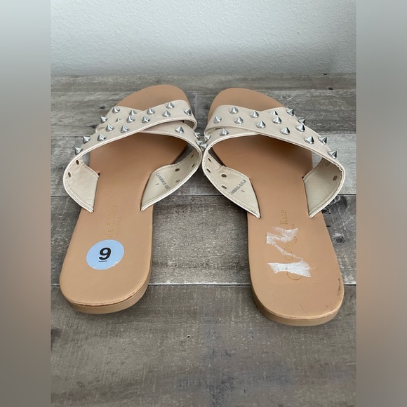 Olivia & Kate New York - Spikes flats. - Picture 2 of 3